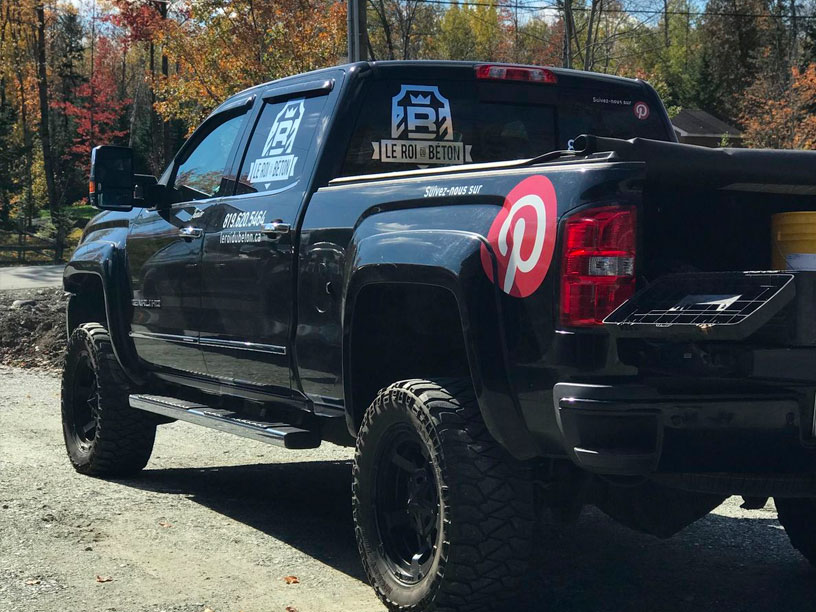 Camion de l'entreprise Le Roi du Béton à Sherbrooke